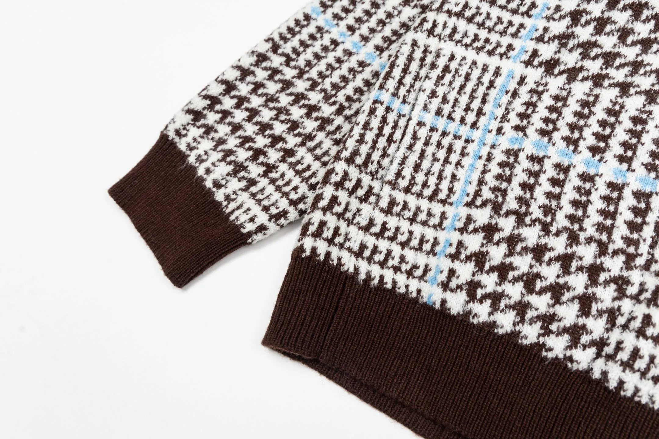 🅿️570 1v 26SS houndstooth letter intarsia V-neck knitted cardigan. The original version was purchased for 14,743 and developed. The fabric is made of yarn fabric made of 69% sheep wool blended with 31% nylon. The main pattern is woven with a full-width jacquard process, which interweaves the houndstooth pattern with light blue line texture. At the same time, the brand logo elements are integrated into the body through the intarsia process, and the edges of the pattern are connected delicately and seamlessly. The collar, cuffs and hem are made of 100% sheep wool ribbed fabric, and are edged with double-needle seaming technology, which has both elasticity and shaping effect. The front placket is equipped with natural-textured buttons, and the side seam pockets use invisible stitching technology to blend naturally with the jacquard texture of the body. The overall shape is shaped through three-dimensional tailoring, and the shoulders are stitched with seamless stitching to ensure fit and comfort. The entire piece is finished with handcrafted details in an Italian workshop, showing the craftsmanship precision of high-quality knitted items. The overall wiring is straight and delicate, the fabric is comfortable and soft, and the color is consistent without color difference. It can be matched with the same style to create a fashionable look and control various occasions. Customized accessories, complete with three standards, the same style for men and women. Size:S-M-L-XL